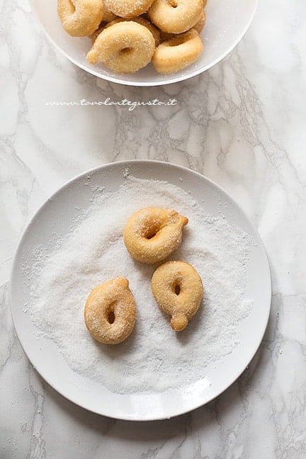 rotolare le zeppole fritte nello zucchero - Ricetta Zeppole dolci di patate