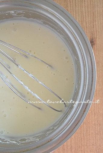 versare il latte a filo - Ricetta Besciamella - Ricetta di Tavolartegusto