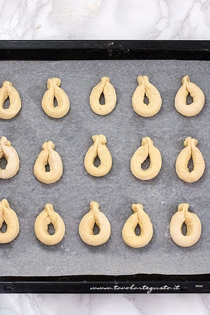 zeppole di patate pronte per lievitare - Ricetta Zeppole dolci di patate