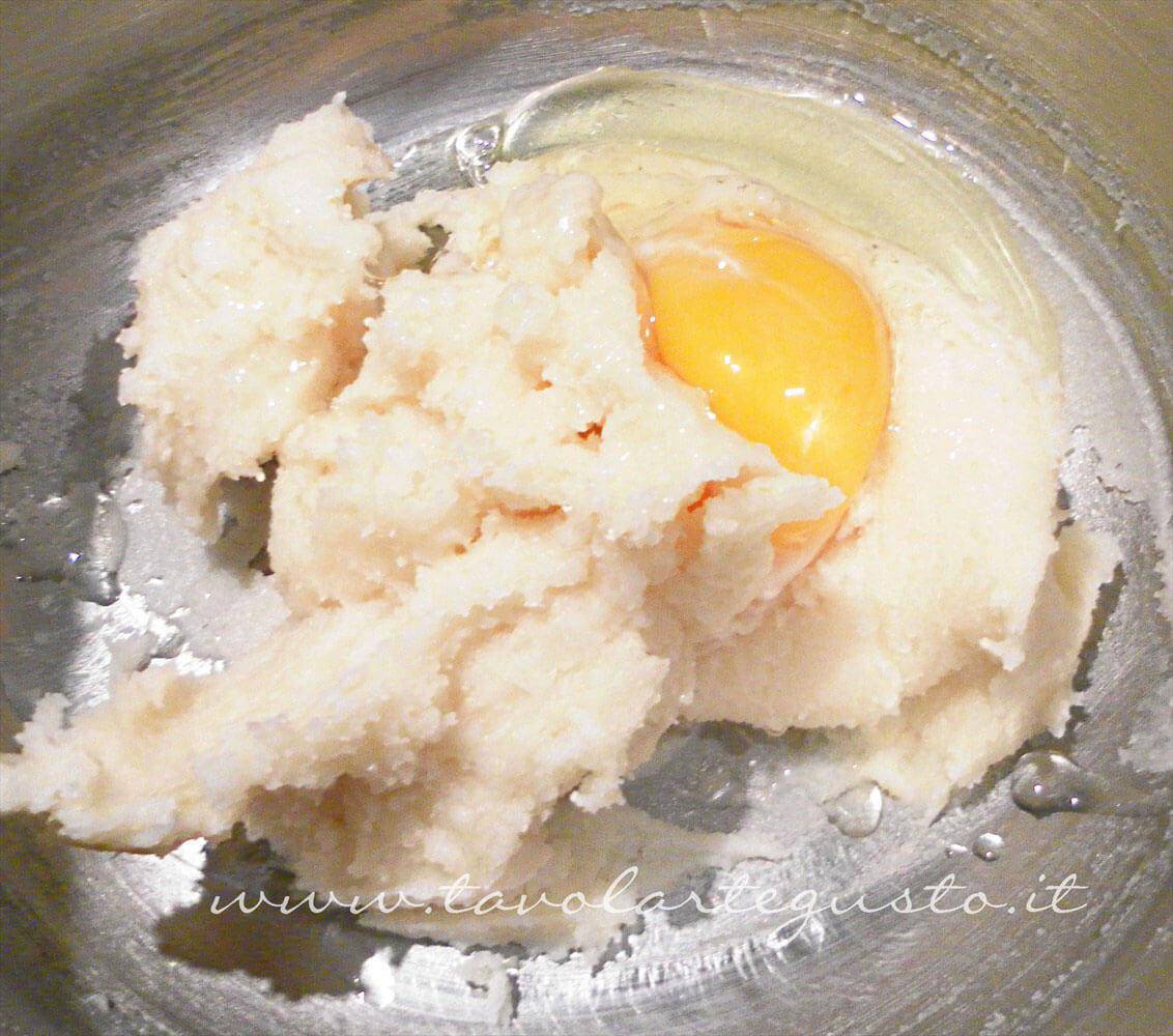 Aggiungere le uova al burro montato -  Ricetta Marble Cake con glassa al cioccolato