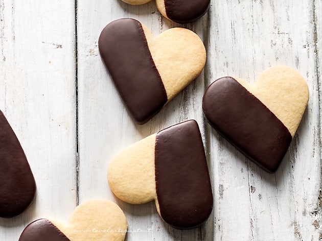 Biscotti frolla e cioccolato - Ricetta Biscotti di pasta frolla e cioccolato-