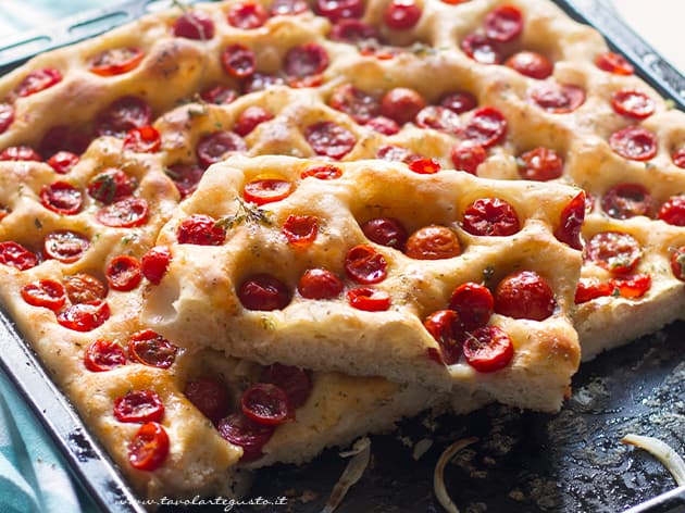 Focaccia pugliese - ricetta Focaccia pugliese con pomodorini-