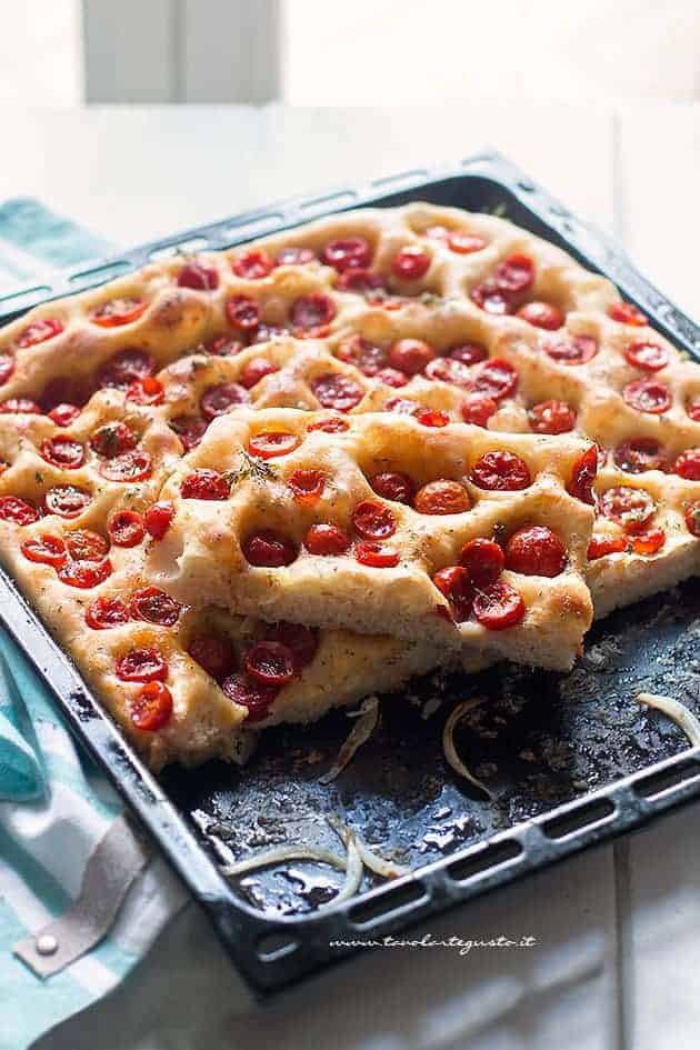 Focaccia pugliese - ricetta Focaccia pugliese con pomodorini