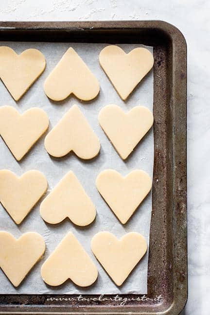 I biscotti pronti per essere infornati - Ricetta Biscotti frolla e cioccolato