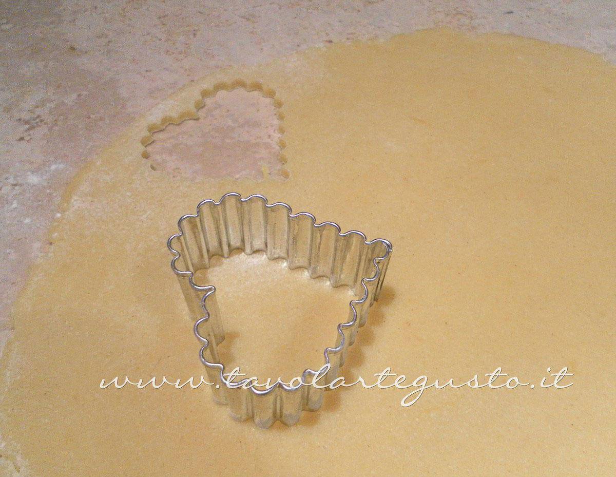 Intagliare i biscotti - Ricetta di Biscotti San Valentino decorati