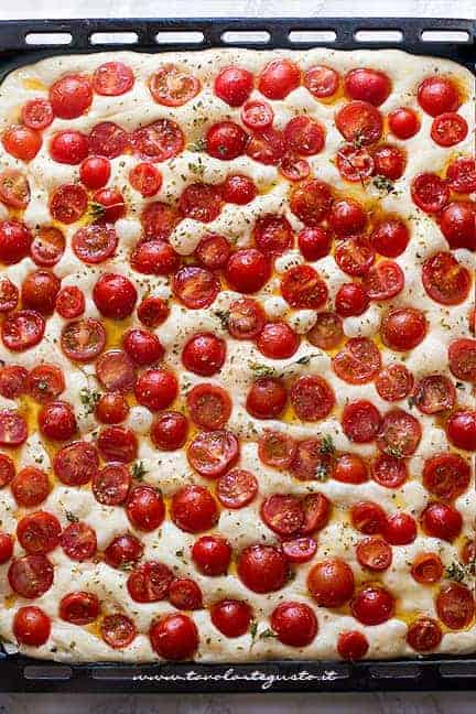 La focaccia pugliese pronta per essere infornata - Ricetta di Tavolartegusto