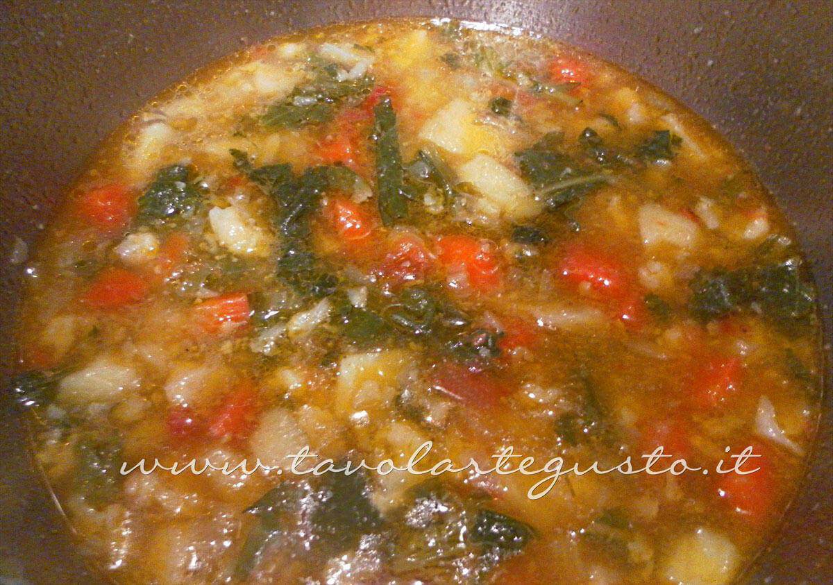 Minestrone di verdura a fine cottura - Tagliare a quadrotti le verdure - Ricetta Minestrone di Verdure - Zuppa di Verdure