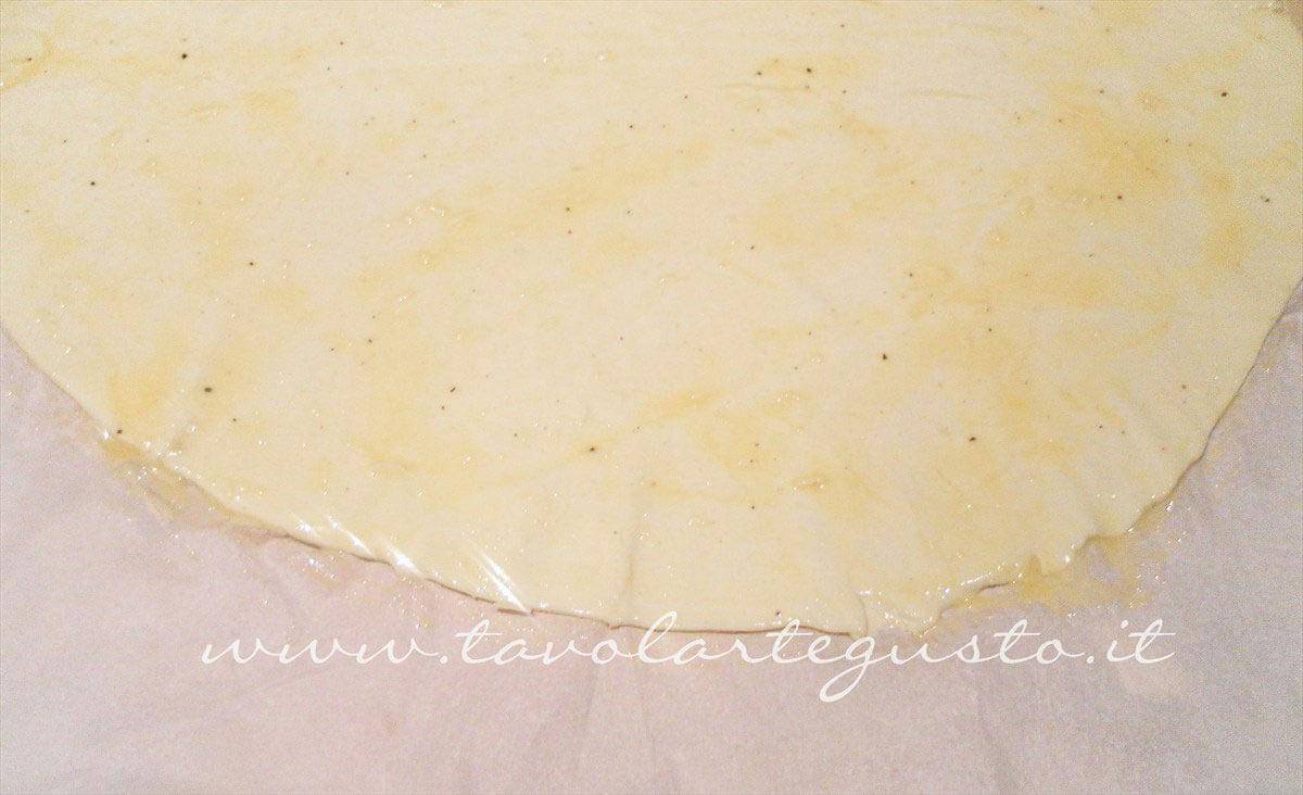 Pennellare la pasta sfoglia - Ricetta Sfogliatine di coppa (pancetta coppata)