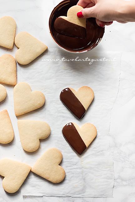 Ricoprire metà biscotto di pasta frolla con  cioccolato fuso - Ricetta Biscotti frolla e cioccolato