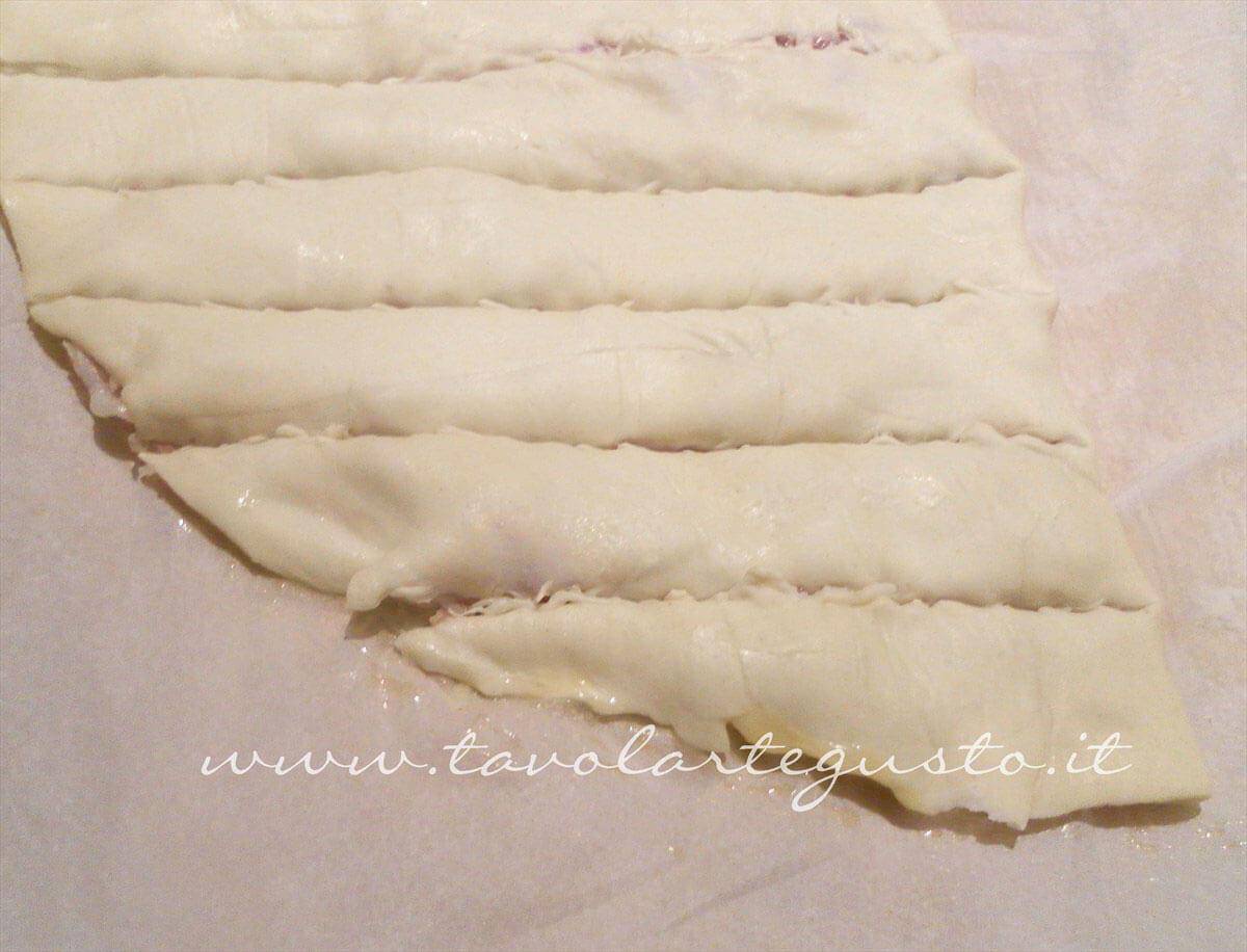 Ripiegare la pasta sfoglia e tagliare le strisce- Ricetta Sfogliatine di coppa (pancetta coppata)