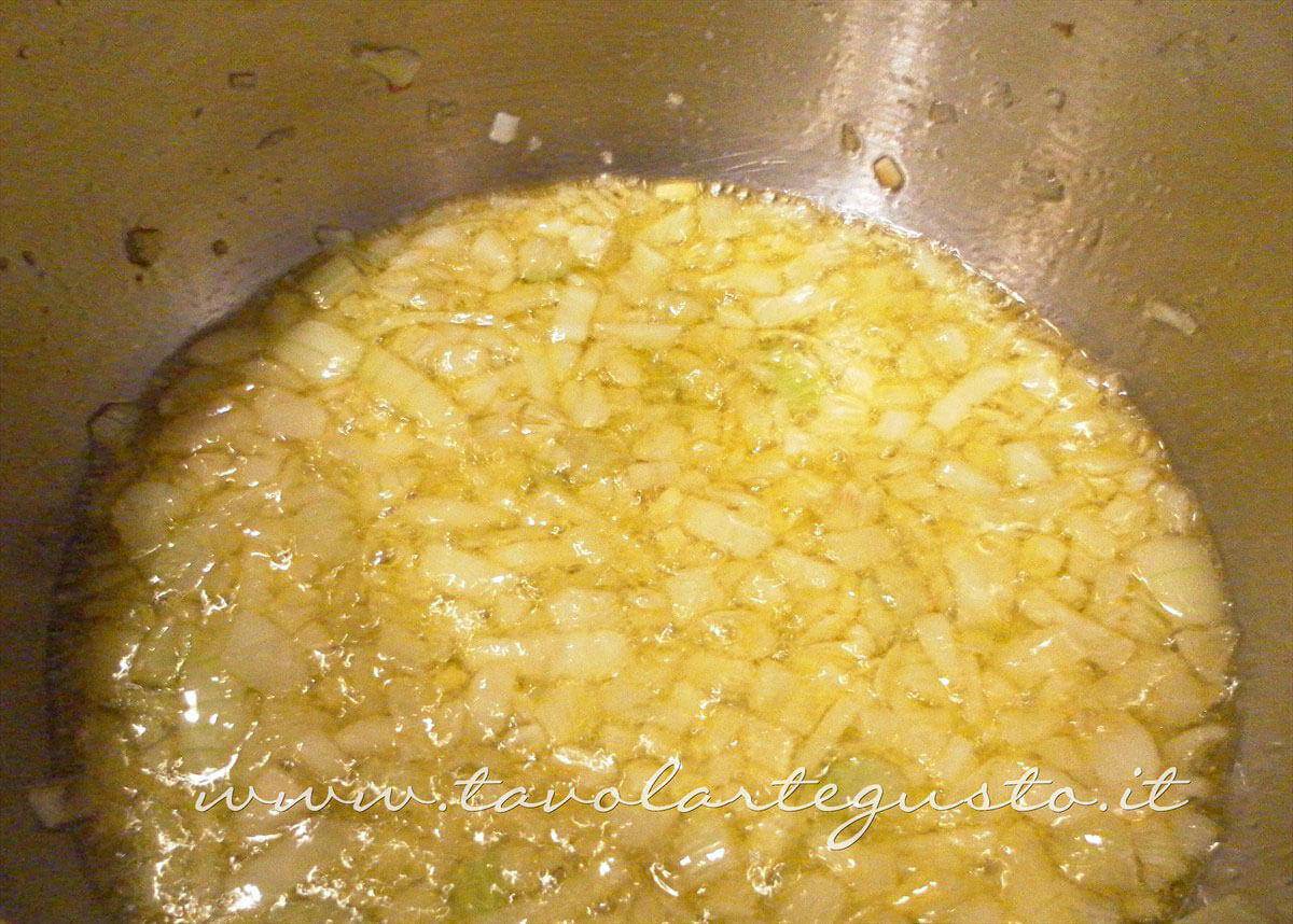 Soffriggere la cipolla - Ricetta Minestrone di Verdure - Zuppa di Verdure