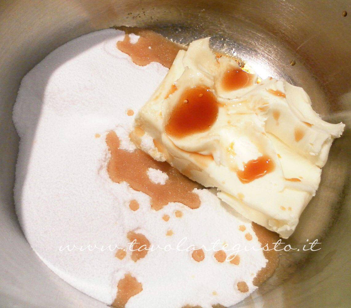 Unire burro, zucchero e vaniglia - Ricetta Marble Cake con glassa al cioccolato