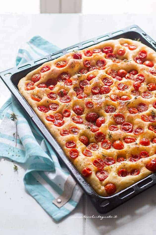 focaccia pugliese appena sfornata - Ricetta Focaccia pugliese