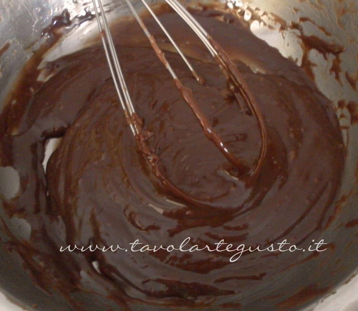 Mescolare con la frusta la glassa al cioccolato -  Ricetta Torta marmorizzata