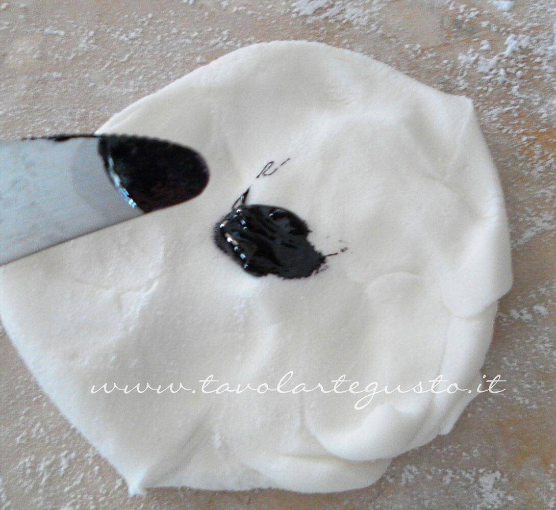Adagiare sulla pasta di zucchero la punta di coltello di un colorate - Ricetta Pasta di Zucchero - Glassa Fondente - Ricetta di Tavolartegusto