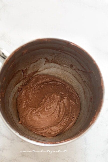Aggiungere cacao, farina e lievito setacciati e ottenere l'impasto dei cupcakes - Ricetta Cupcakes al Cioccolato