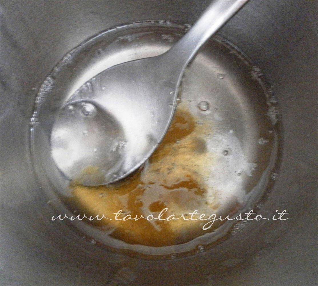 Aggiungere il miele - Ricetta Pasta di Zucchero - Glassa Fondente
