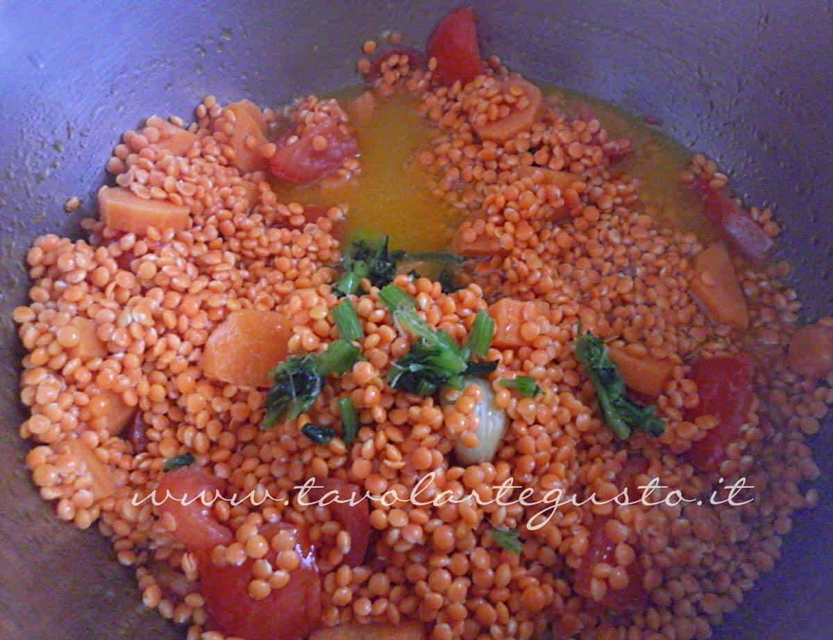 Aggiungere lenticchie e prezzemolo - Ricetta Vellutata lenticchie rosse - Ricetta di Tavolartegusto