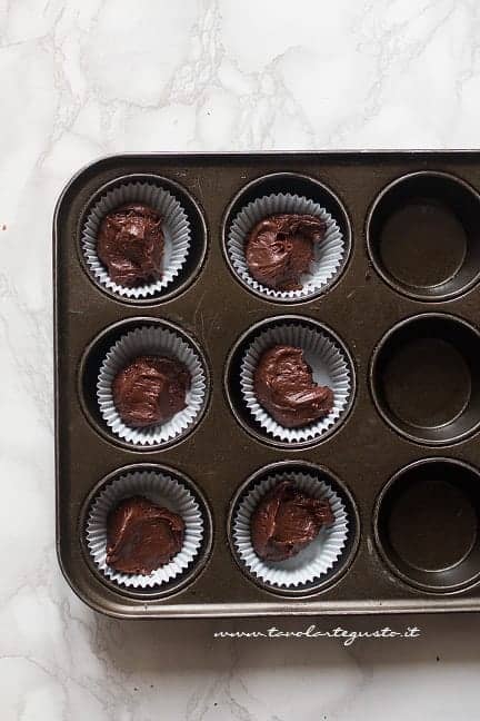 Aggiungere l'impasto nei pirottini - Ricetta Cupcakes al Cioccolato