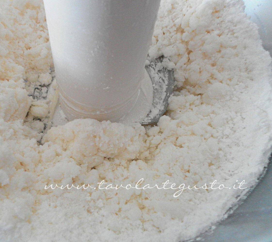 Impastare con un mixer gli ingredienti - Ricetta Pasta di Zucchero - Glassa Fondente