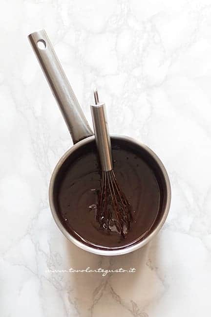 Mescolare bene il cioccolato con la panna - Ricetta Crema Ganache - Ganache al cioccolato - Ricetta di Tavolartegusto