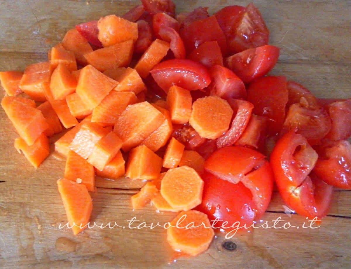 Tagliare pomodori e carote - Ricetta Vellutata lenticchie rosse