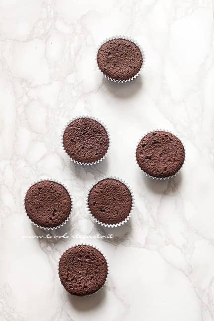 base cupcake al cioccolato sfornati - Ricetta Cupcakes al Cioccolato