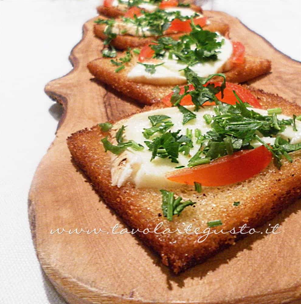 Canapè caldi mozzarella e pomodoro - Ricetta Canapè caldi mozzarella e pomodoro Canapè caldi mozzarella e pomodoro - Ricetta Canapè caldi mozzarella e pomodoro