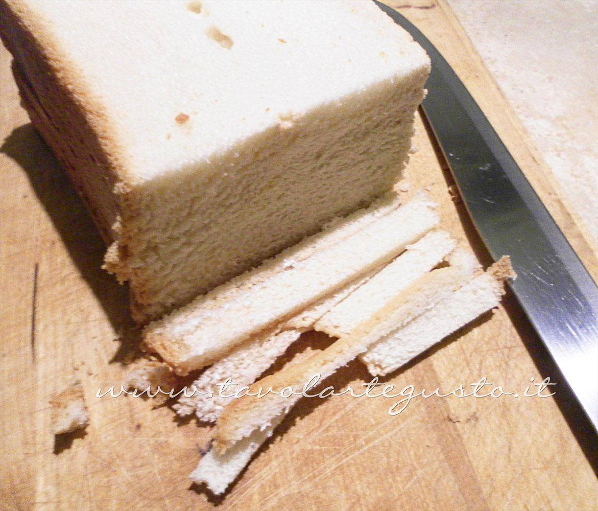 Eliminare la crosta al pan carrè  - Ricetta Canapè caldi mozzarella e pomodoro