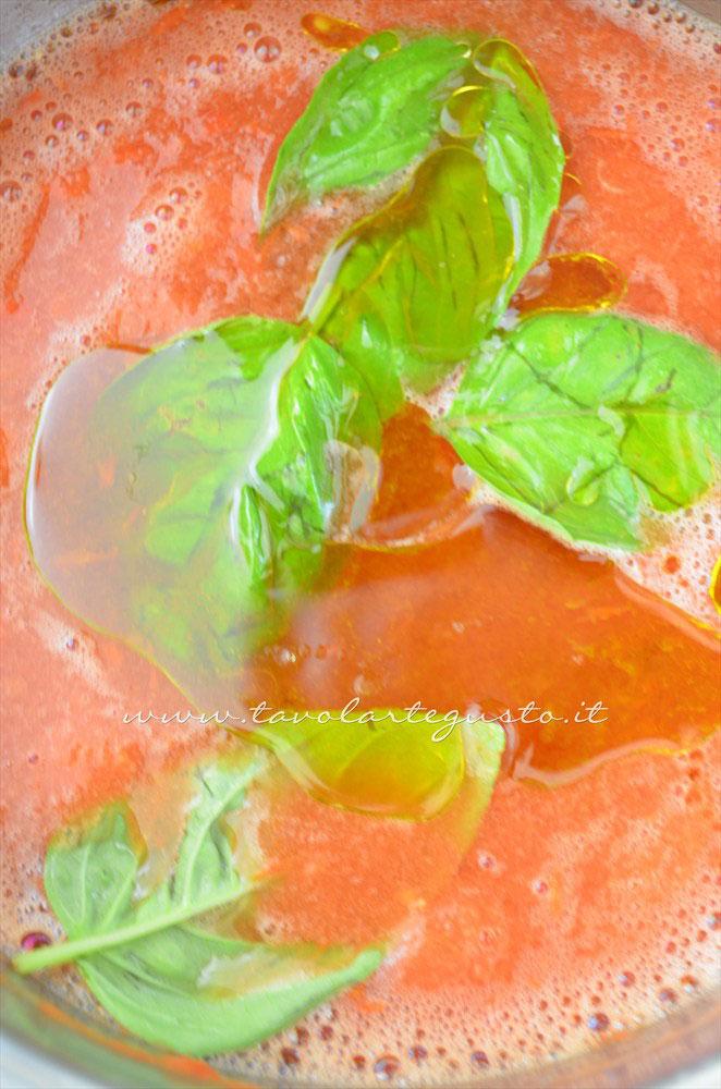 Aggiungere basilico e olio -Ricetta Risoni al pomodoro - Ricetta di Tavolartegusto