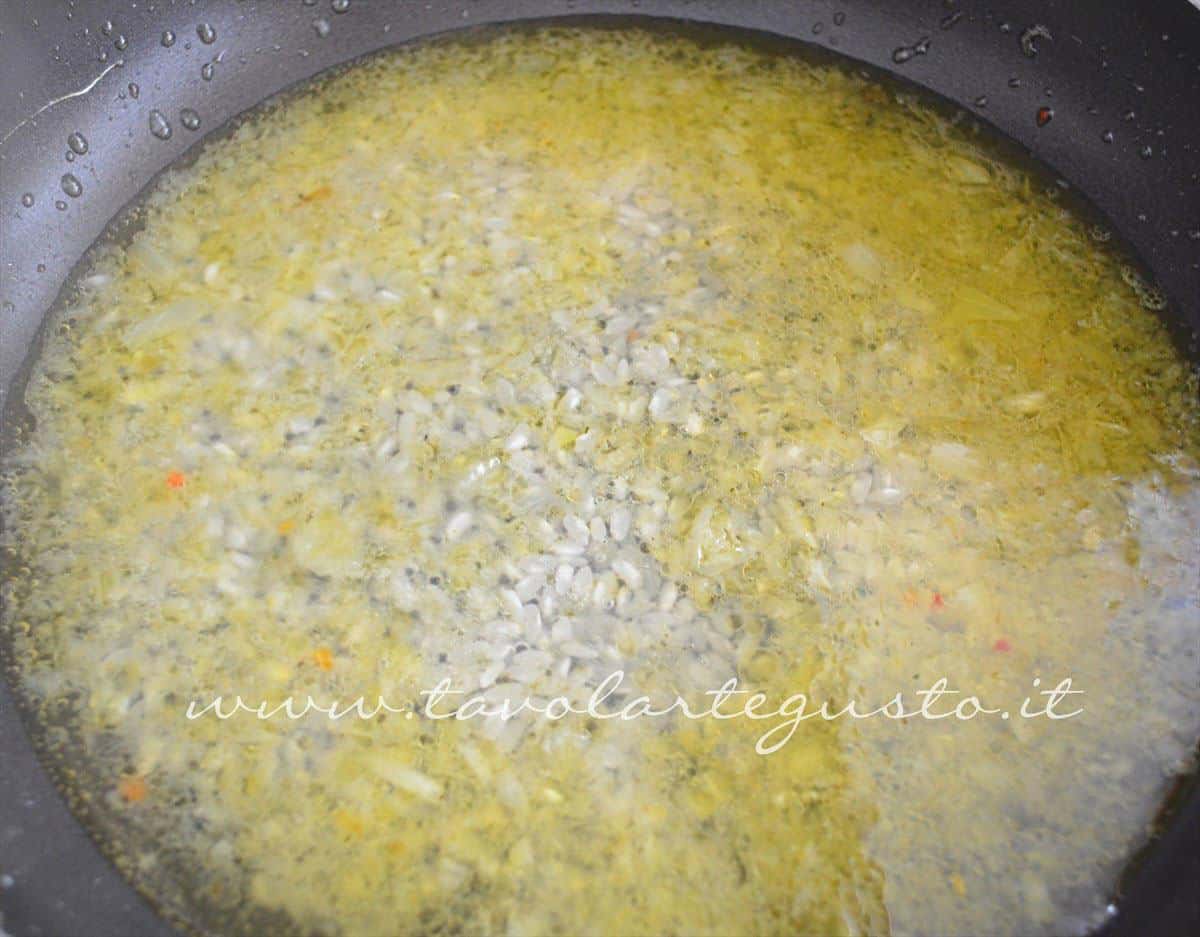 Aggiungere il brodo vegetale - Ricetta Vellutata di zucchine e piselli