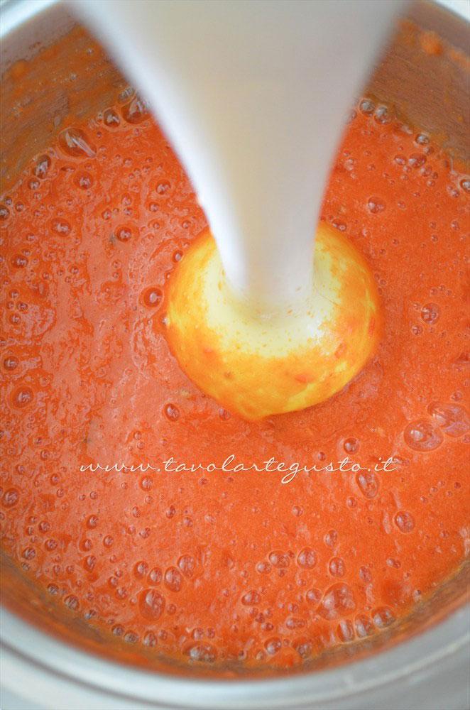 Frullare il pomodoro - Ricetta Risoni al pomodoro - Ricetta di Tavolartegusto