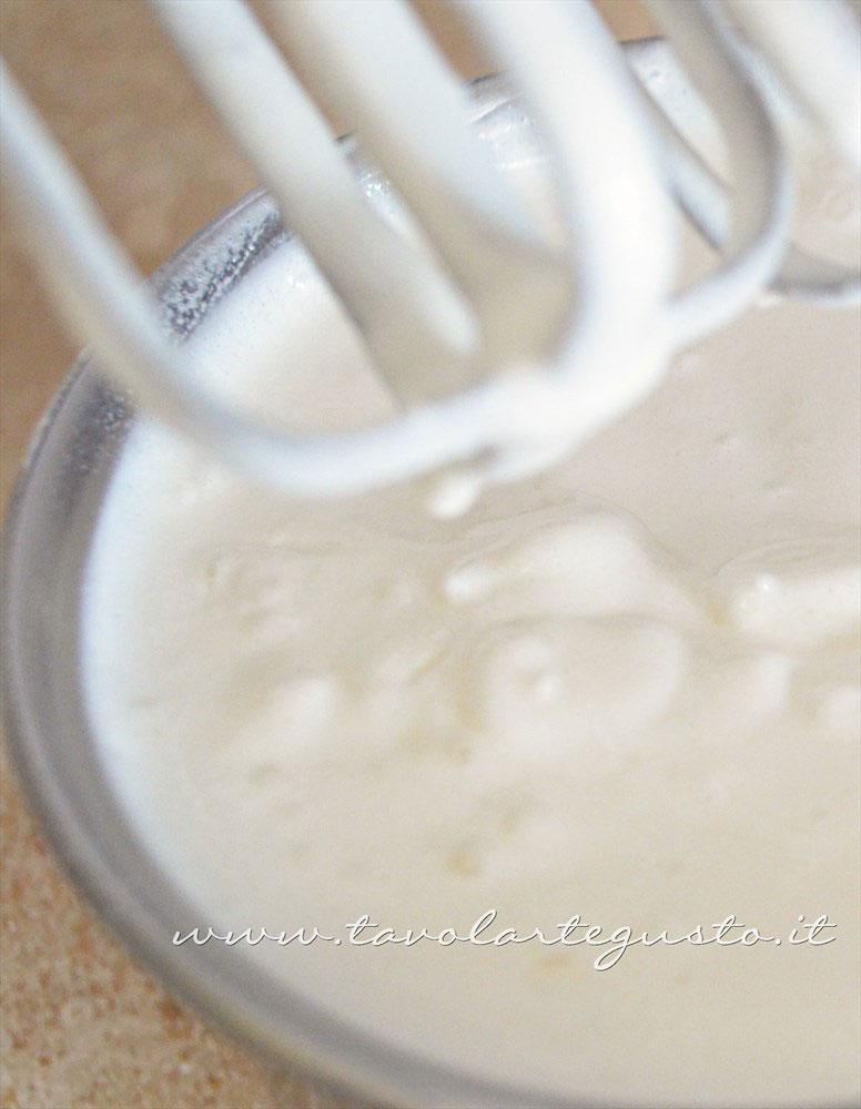 Montare il composto con le fruste - Ricetta Gelato alla vaniglia senza uova in salsa di more (senza gelatiera)