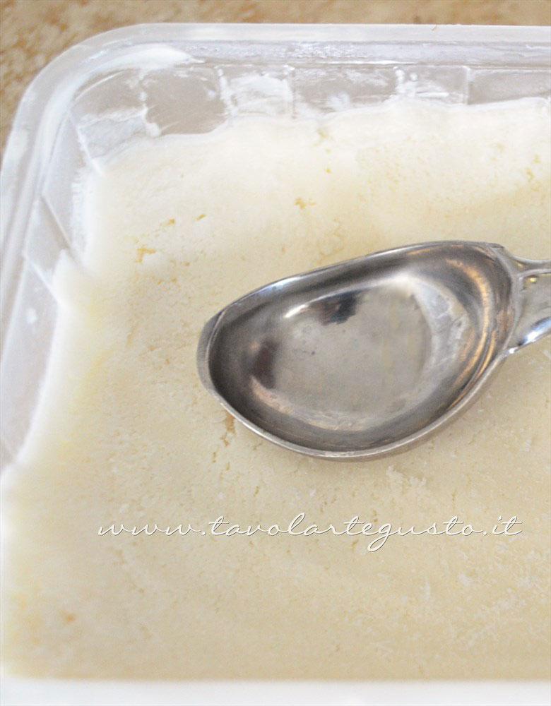 Sciacciare il gelato per compattare il composto - Ricetta Gelato alla vaniglia senza uova in salsa di more (senza gelatiera)