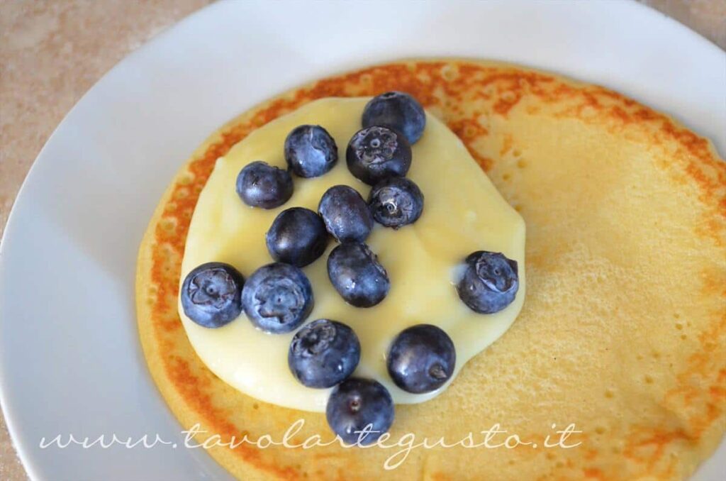 pancakes da riempire con crema e frutta  - Ricetta di Tavolartegusto