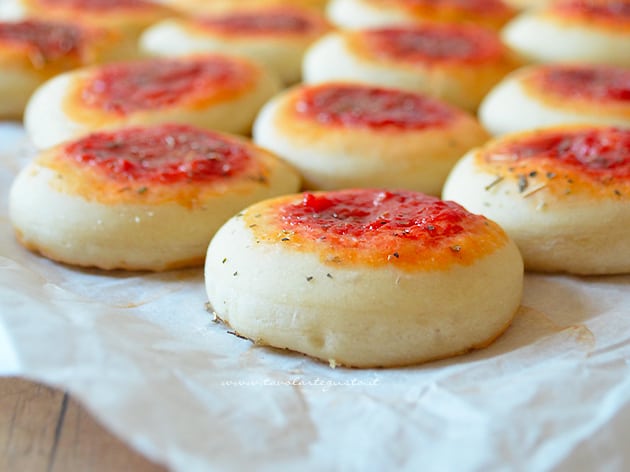 Pizzette con impasto nella macchina del pane e cottura nel