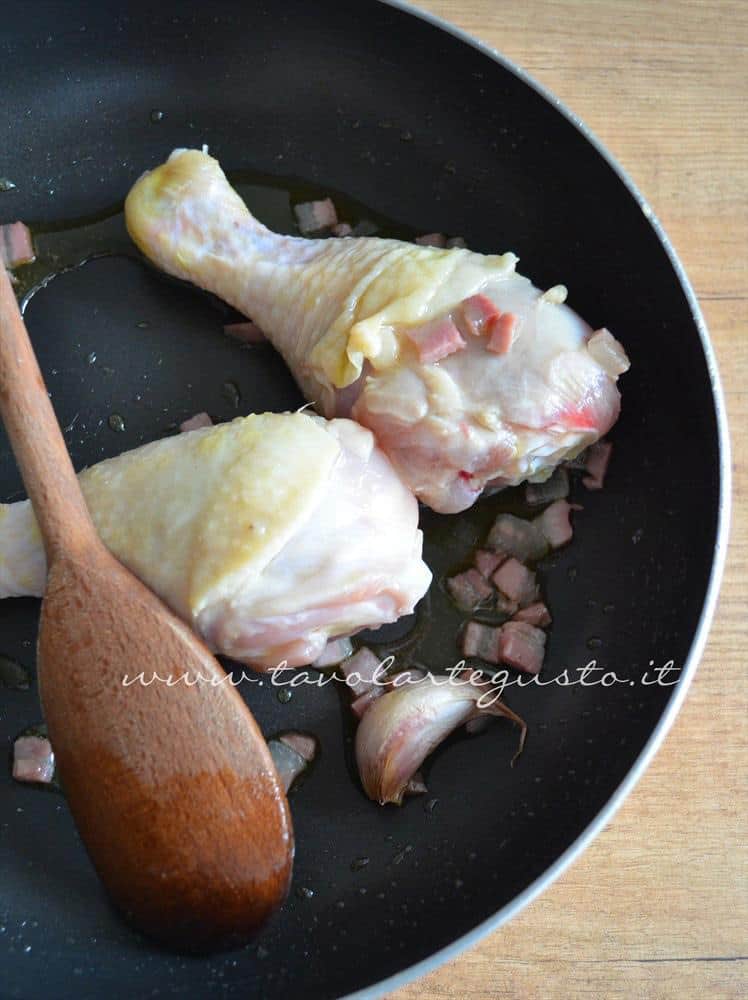 cosce di pollo in padella con zucchine e pancetta2