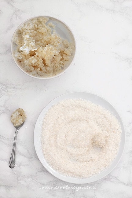 formare le palline - Ricetta palline di cocco e ricotta
