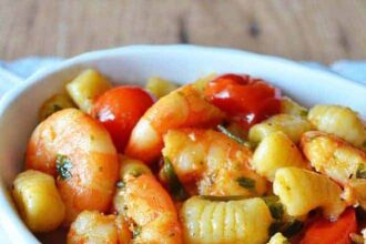gnocchi di patate con gamberi e pachino0