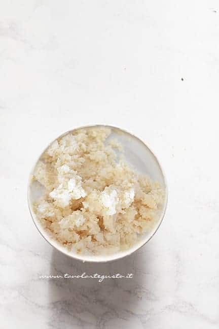 mescolare ricotta, cocco e zucchero - Ricetta palline di cocco e ricotta
