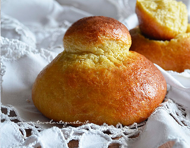 Brioche col tuppo (Brioche siciliane)