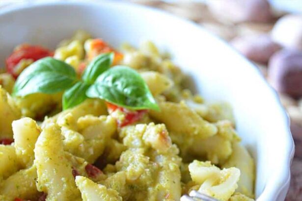 pasta con crema di zucchine, pinoli e datterini