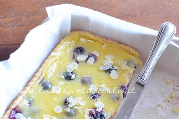 crostata al limone, mirtilli e mandorle