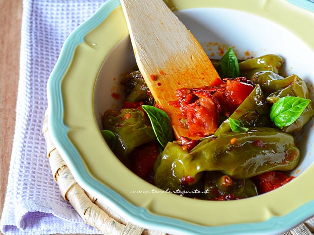 Peperoncini verdi in padella - Friggitelli in padella - Ricetta di Tavolartegusto