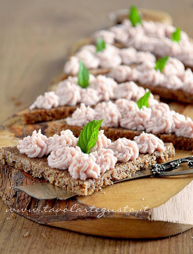 Patè di prosciutto su pane PEMA di segale integrale - Tavolartegusto.it Patè di prosciutto su pane PEMA di segale integrale - Tavolartegusto.it