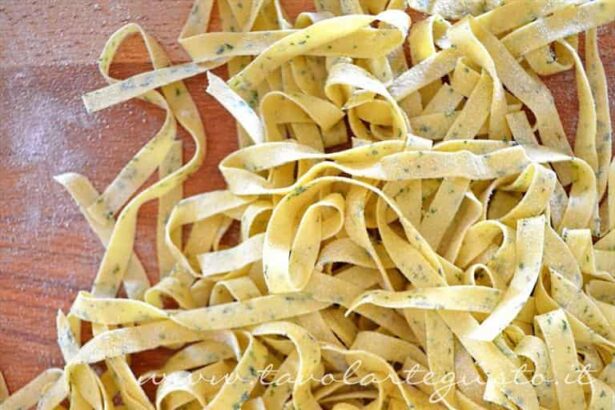 tagliatelle colorate alle erbe aromatiche