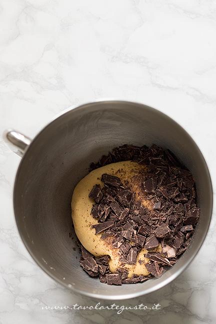 Aggiungere i pezzi di cioccolato all'impasto - Ricetta Pane di Zucca al cioccolato