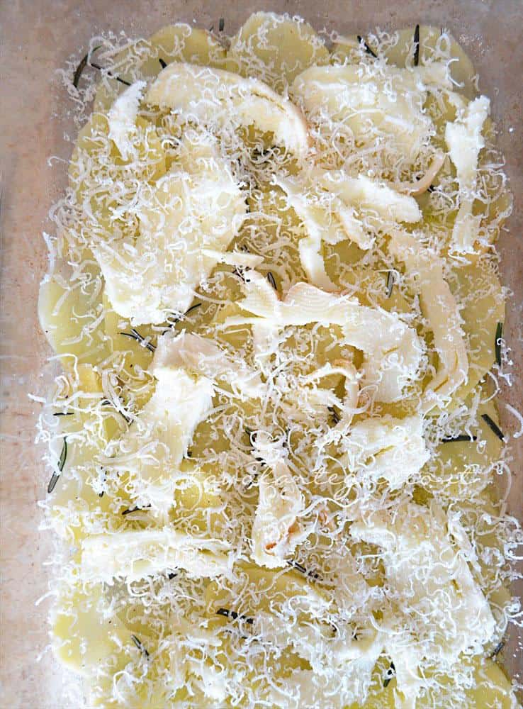 Aggiungere mozzarella, parmigiano e rosmarino - Ricetta Millefoglie di patate