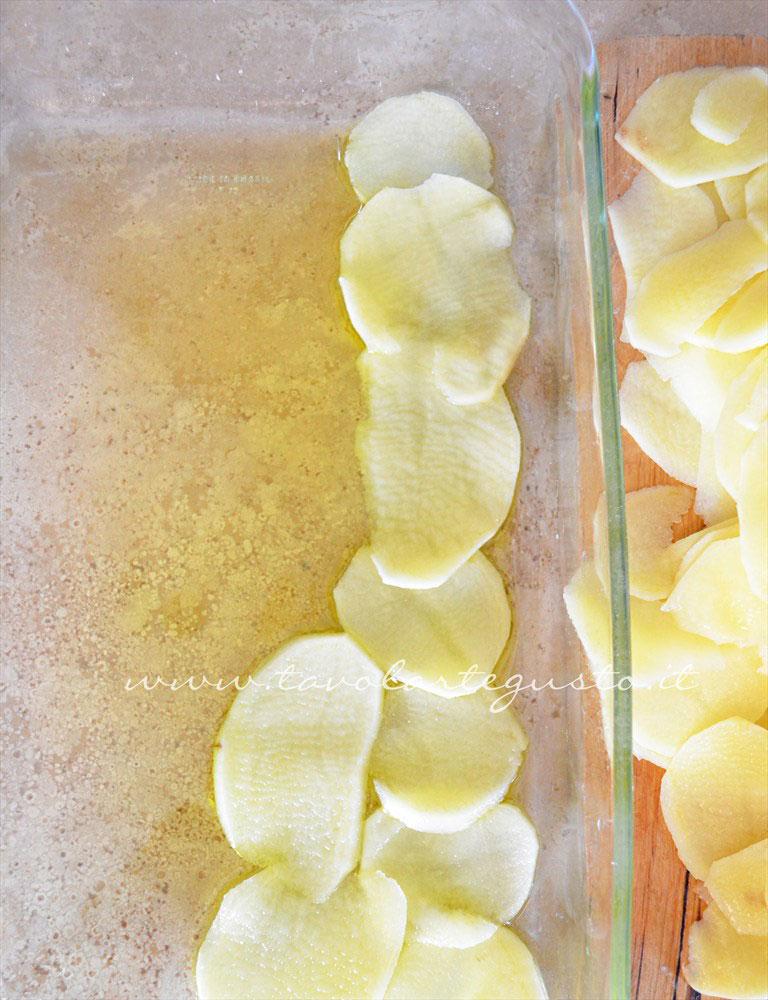 Disporre le patate nella teglia - Ricetta Millefoglie di patate - Ricetta di Tavolartegusto