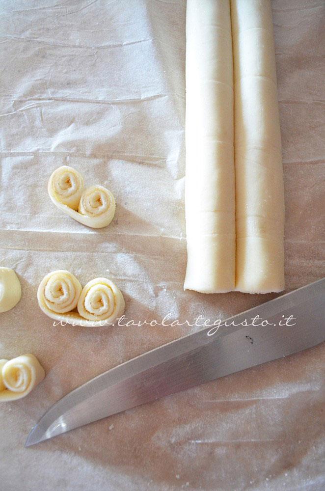 Tagliare la fetta di ventaglio con un coltello - Ricetta Ventagli di pasta sfoglia